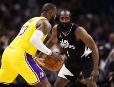 JN体育-包含詹姆斯迎来十二赛季出色发挥，快船观众热烈欢呼！赛场气氛高涨的词条