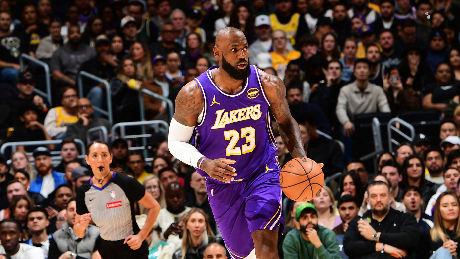 JN体育-詹姆斯回归赛场，比分优势明显首场状态亮眼，雄鹿观众沸腾！的简单介绍