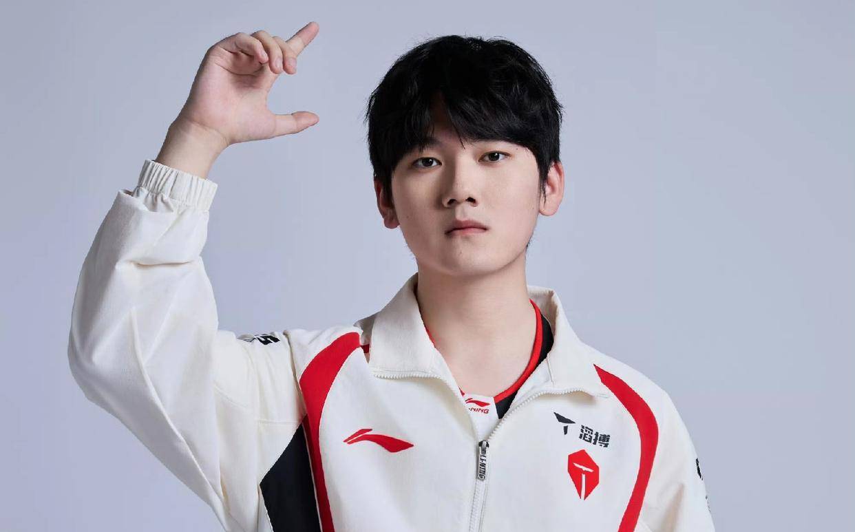 江南体育-Rookie回归赛场，战术调整首场状态亮眼，中国队观众沸腾！的简单介绍