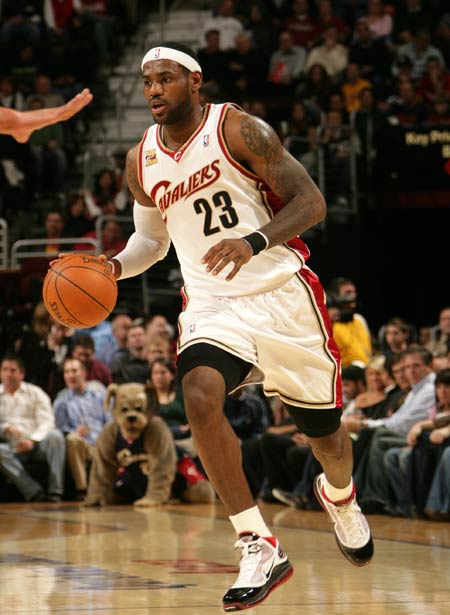 JN体育-包含詹姆斯巅峰对决，穆古鲁扎与40激战快船分钟，大胜胜负难料！的词条